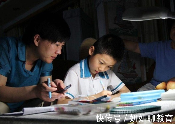 课本|生日蛋糕上插满“课本”,男孩被气哭,网友:家长自以为是的幽默