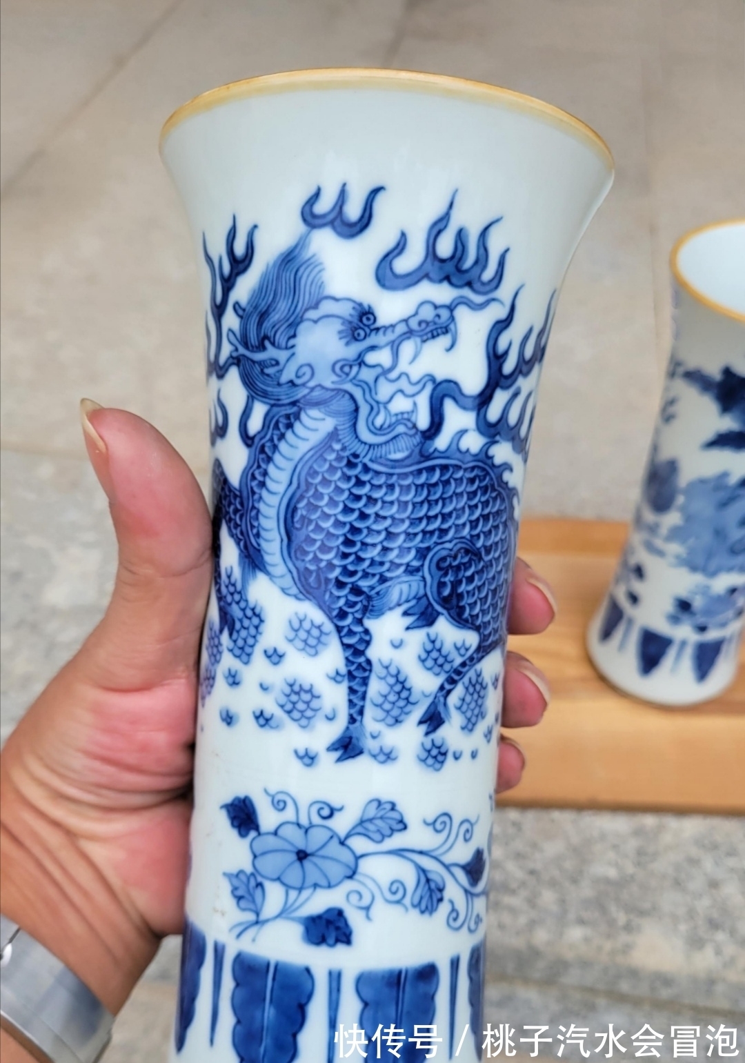 洞石@崔凯:青花花觚,仿清早期风格,有些接近