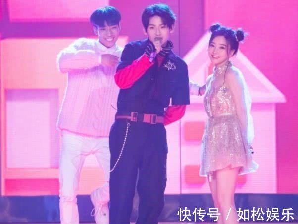 馮提莫在家做毛血旺，離開(kāi)10cm驢蹄鞋，廚房水槽直接暴露身高