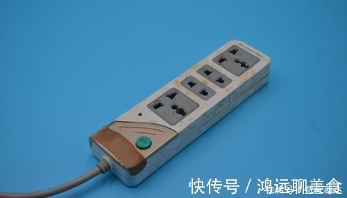 不管插线板有多脏,教你一招,不用一滴水,插线板跟新的一样干净