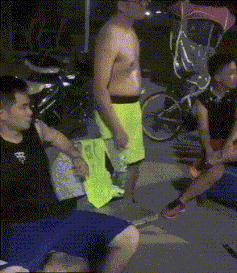 |搞笑GIF:女孩出门一定要注意 别被人偷走东西了都不知道