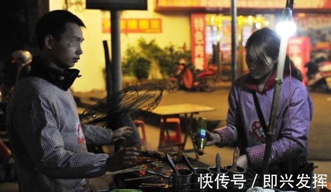 菊花枸杞|上厕所有3种“异常”，肝脏或已“烂如蜂巢”，占有其一，早查肝CT