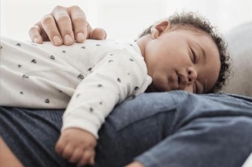 不适感|为什么宝宝困想睡觉都要哭闹一下?直接睡不好吗?