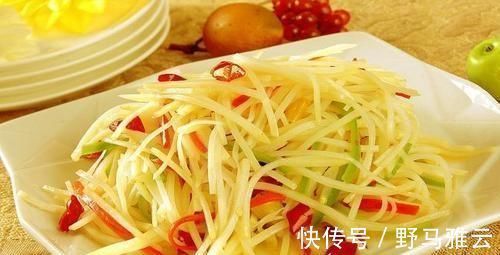 炒土豆丝前，别再用水冲洗了，这么做，土豆丝“响脆”还不粘锅
