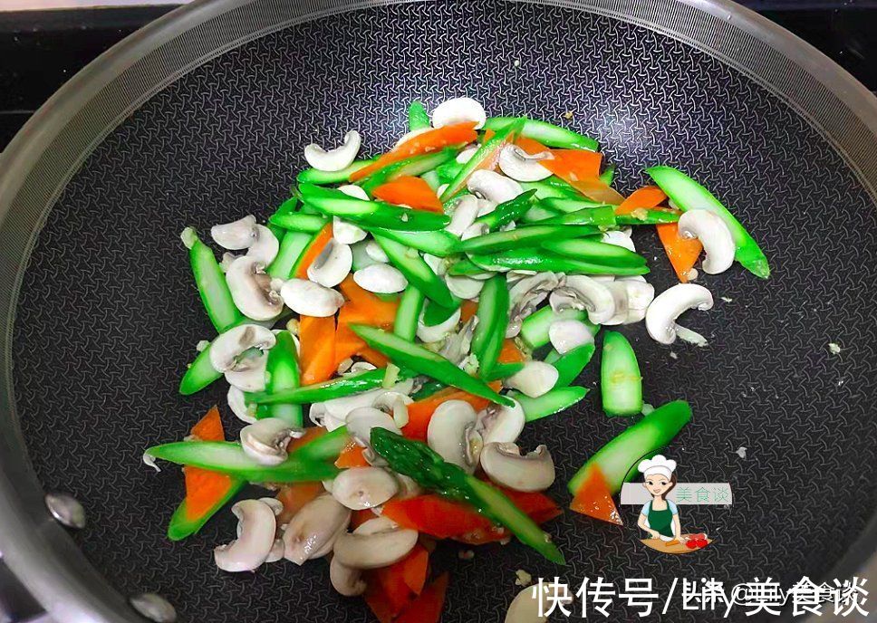 鲜美|秋天，这三样素菜一起炒，鲜美极了，不放肉也香，秋天吃它特养人