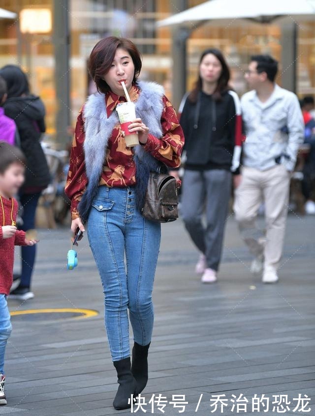 阿成|花衬衫搭配高腰金属扣牛仔裤，帅气休闲，时髦感十足