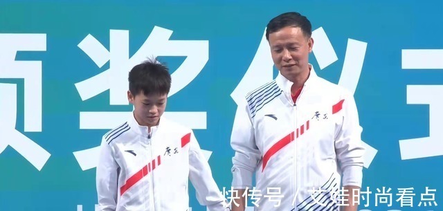 跳水|全红婵携同恩师共上领奖台!师徒二人神同步,踮起脚尖自拍显可爱