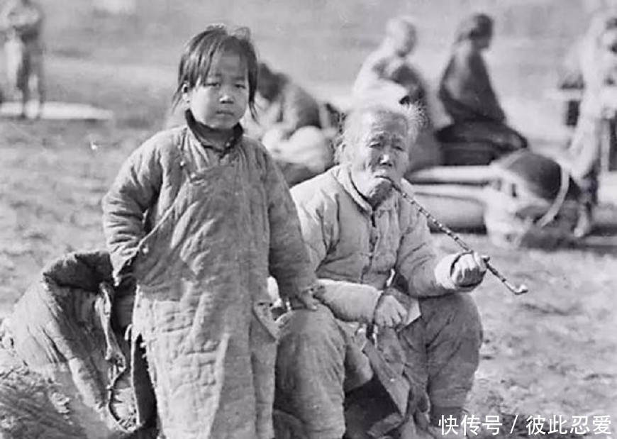 尿泡|清末老照片,图二女子把孩子放筐里出门,图六屠户用尿泡当广告牌