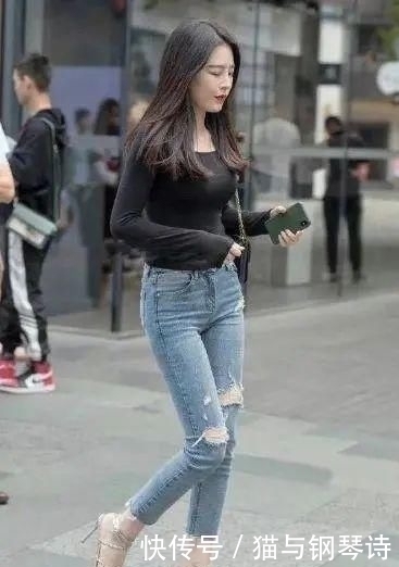 迷人|牛仔裤简约的风格散发出迷人的气息,展现出女性的优雅气质