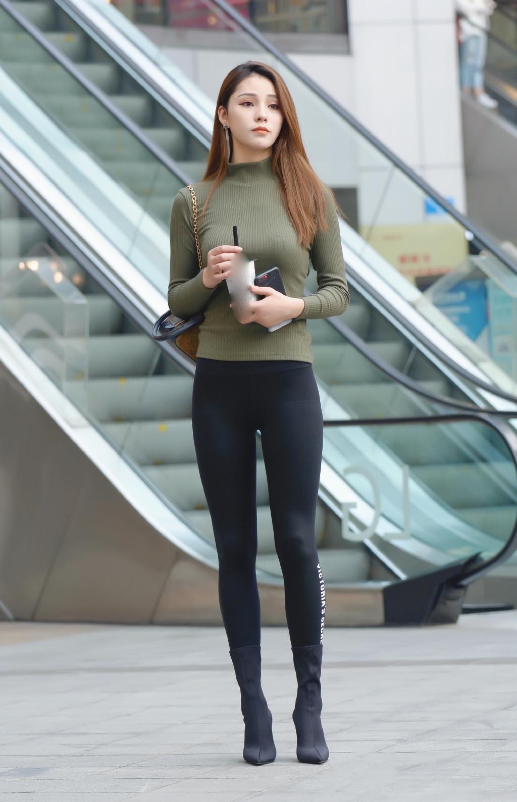 休闲裤|休闲裤也该收一收了,选择舒适减龄的运动裤,让造型更显青春靓丽