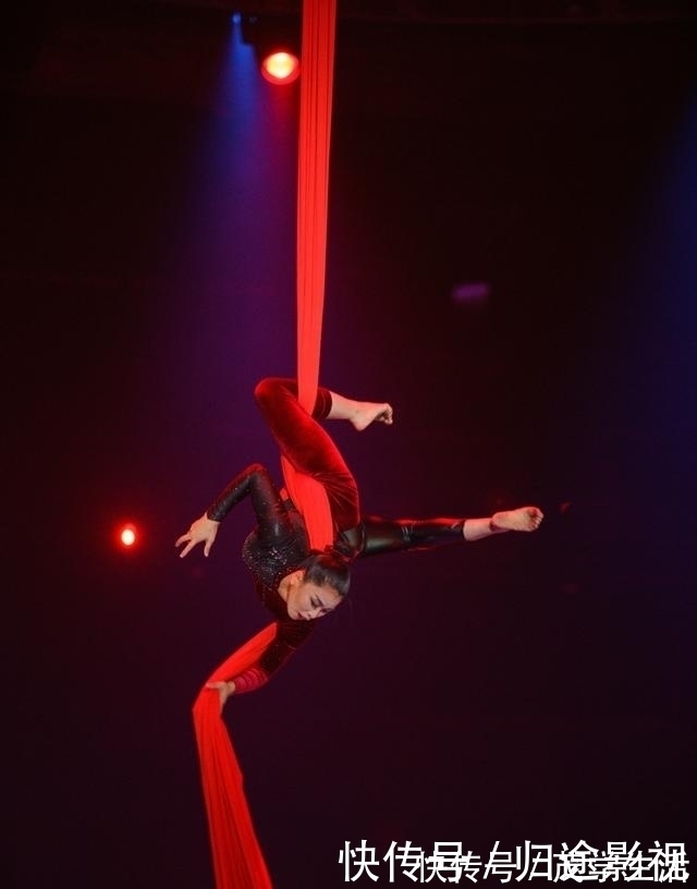 曾被診斷癱瘓傷殘,30歲卻手握長(zhǎng)綢高空翱翔,這位雜技巾幗太颯了