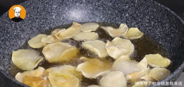 在家|想吃薯片教你在家做,2块钱能做一大盘,又香又脆,比买的还好吃