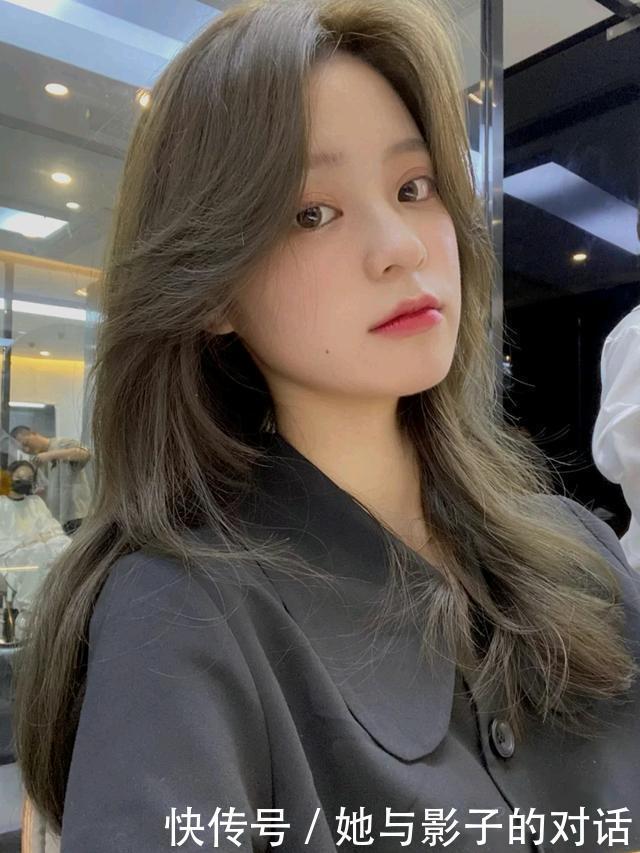 2020秋冬流行的“发色”，不仅白皮女孩染好看，黄黑皮染也超显白