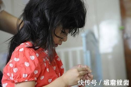 辫子|孩子一回家就说头疼,解开幼儿园老师给娃扎的辫子,宝妈心疼不已