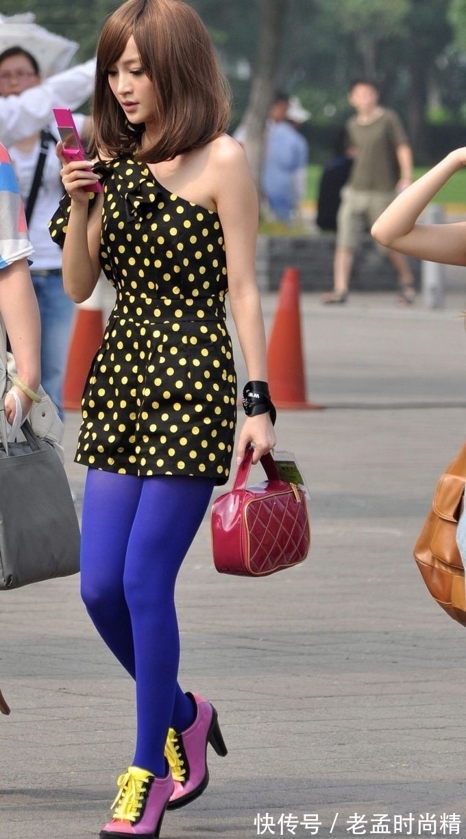 丝袜|街拍广场上打电话蓝色丝袜美女