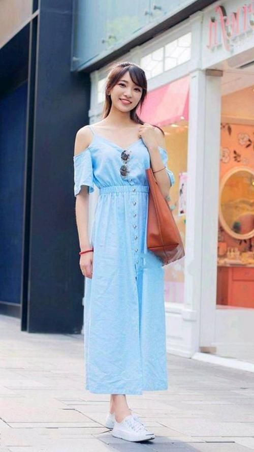 路人街拍，清爽的白色上衣搭配休闲裤，美丽大方