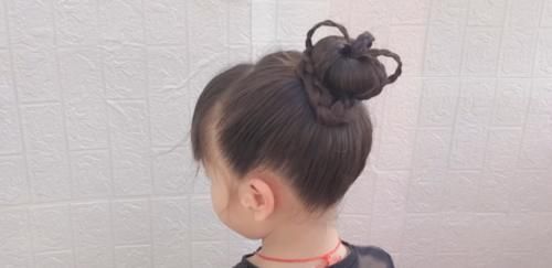 小女孩|小女孩长发这样扎丸子头太好看了,灯笼丸子头
