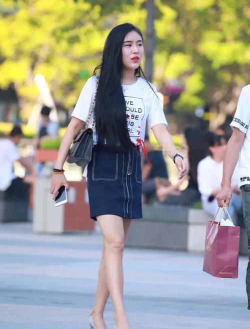 搭配|白色带英文图案短袖T恤，搭配短款牛仔裙，修饰出甜美身姿