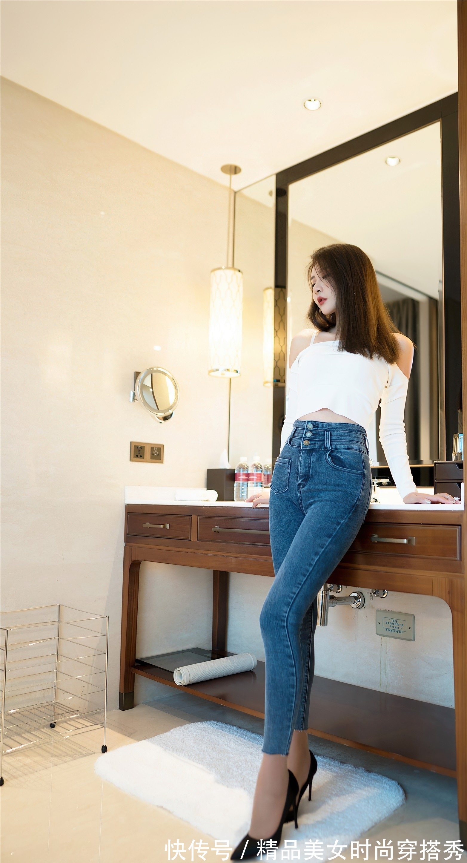 时尚|白色吊带上衣搭配高腰牛仔裤,时尚又个性,迷人又自信