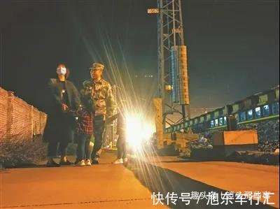 付圆圆&小小站台上,这个军人和4岁双胞胎女儿团聚了35分钟!