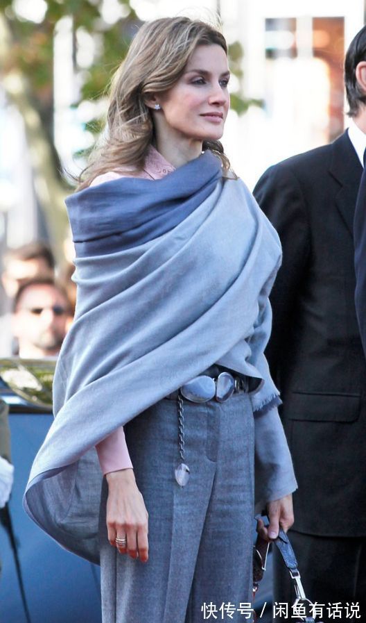 西班牙王后 “瘦腿裤”到底多好穿?西班牙王后连穿9次都不腻,配大衣真气质