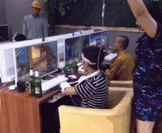 |搞笑GIF:你这套路不行啊,不是这个小伙的对手,被他捡个现成的