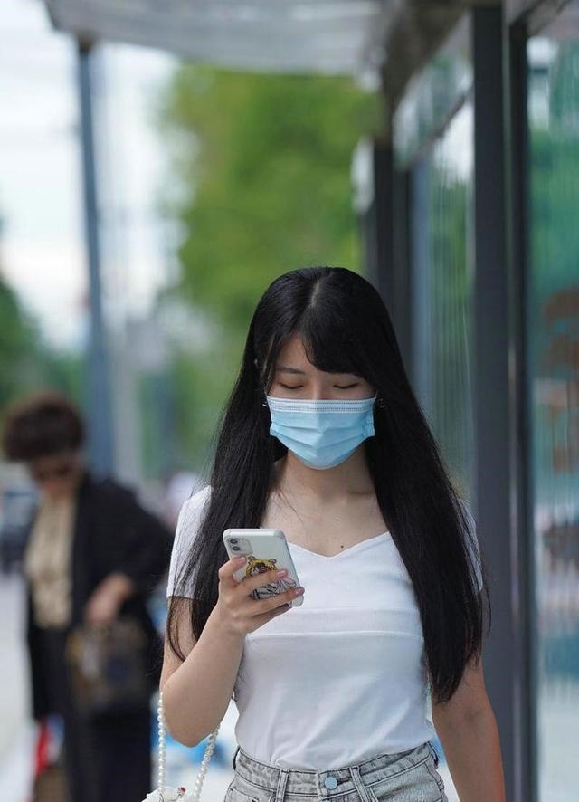 牛仔短裤 时尚牛仔短裤非常高的出镜率,搭配基础款白T恤,清爽效果非常好