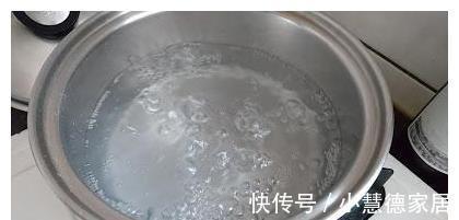 培根|煎鱼时，直接下油锅是不对的，掌握这个技巧，鱼皮不破、鱼肉不散