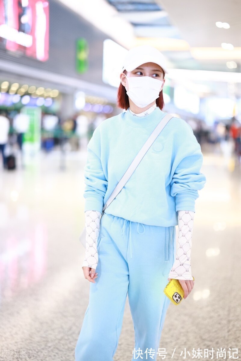 治愈感|何超莲清新街拍好养眼!蓝色卫衣套装搭白色棒球帽,治愈感十足