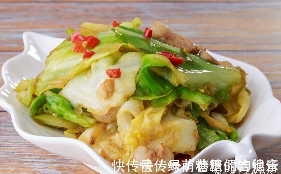 做手撕包菜,不要直接下锅炒,多加1步骤,又香又脆,吃着真下饭
