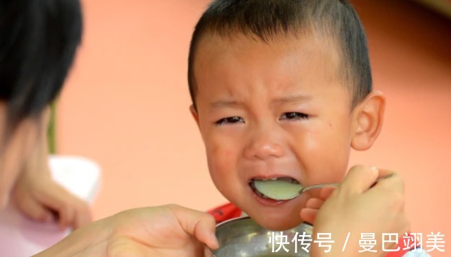 脾胃|3种晚餐正“窃取”孩子身高,妇幼主任:愚蠢父母,当宝贝喂娃吃