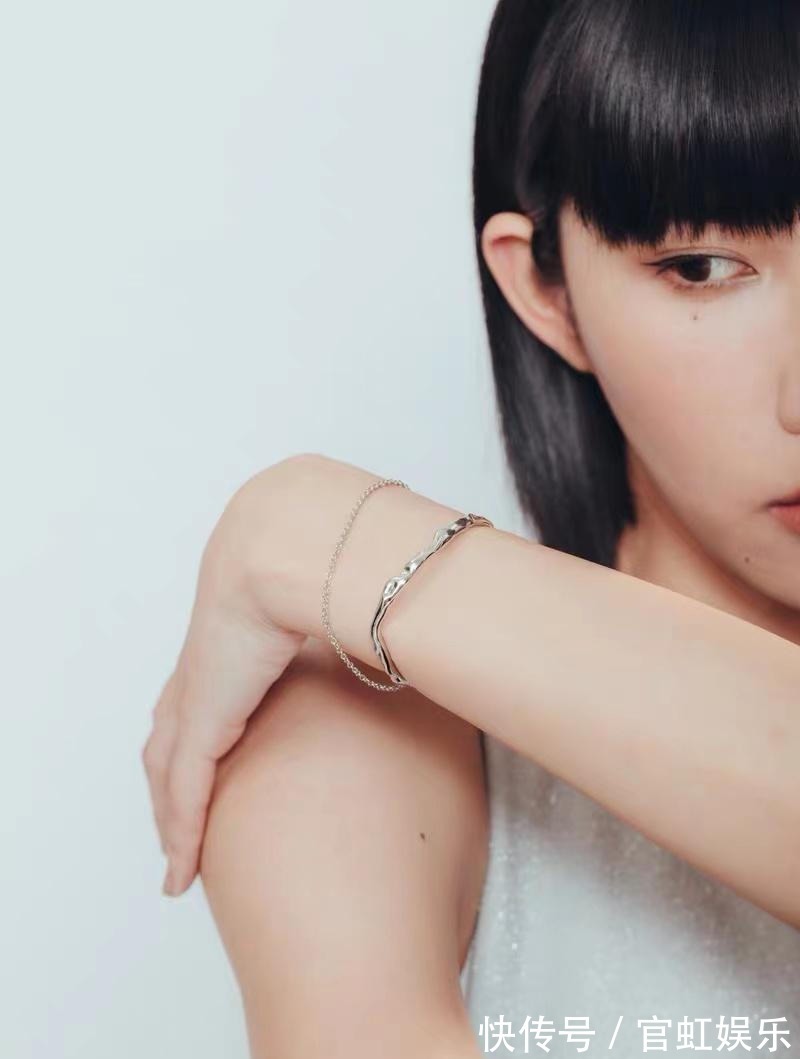 穿搭&女人戴“手镯”还是“手表”好看三个理由告诉你,戴错很尴尬!