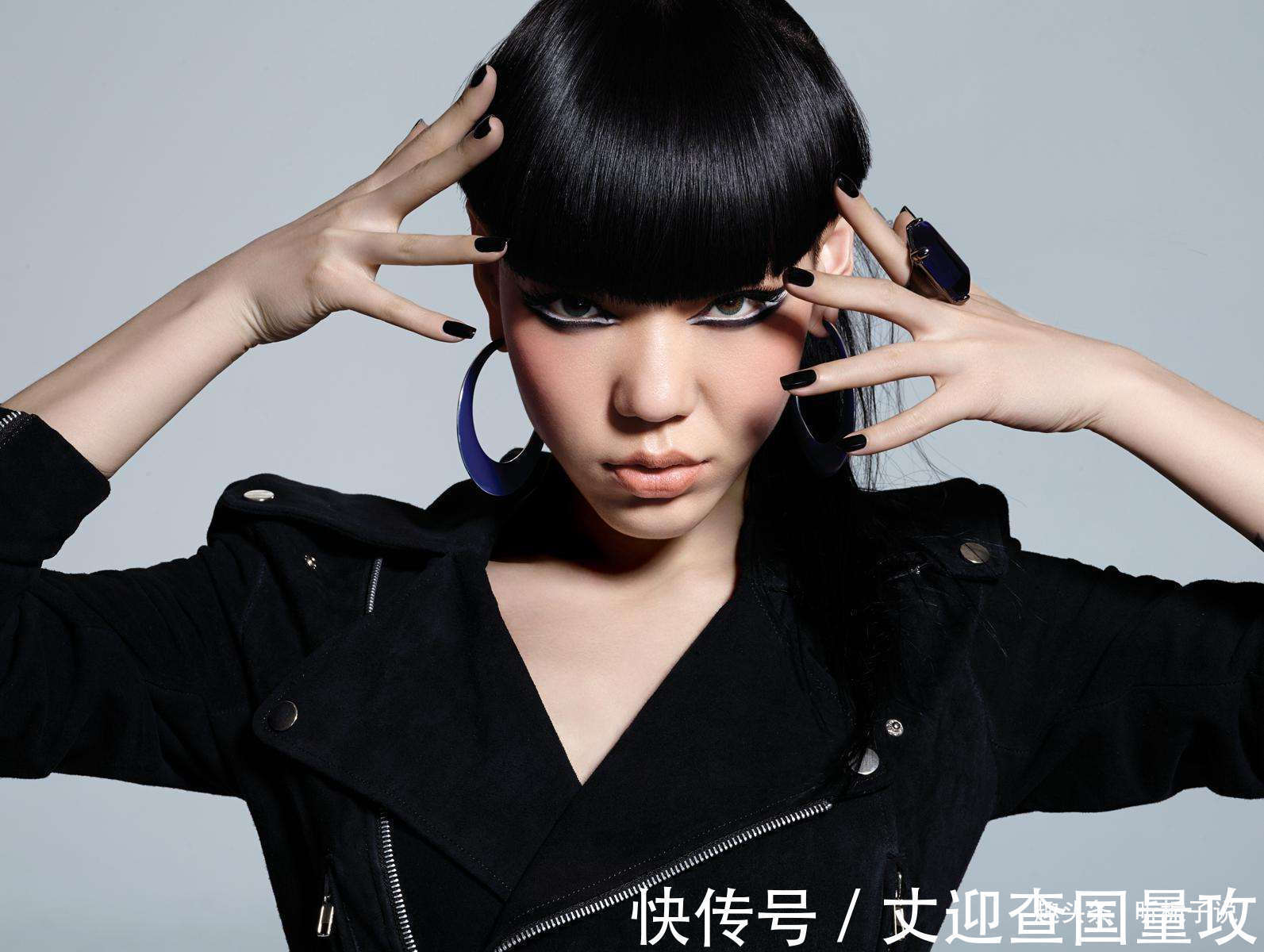 县城|从代言费13亿到县城卖唱,“巨星”吴莫愁,是如何一步步跌落的