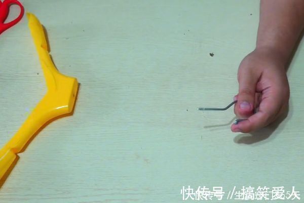 衣架|洗衣液用完瓶盖不要扔！简单改造一下放在家里，省钱又实用！