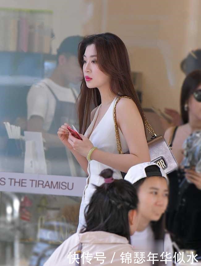 美女大白天就穿晚礼服出门,到底是什么约会如此期待