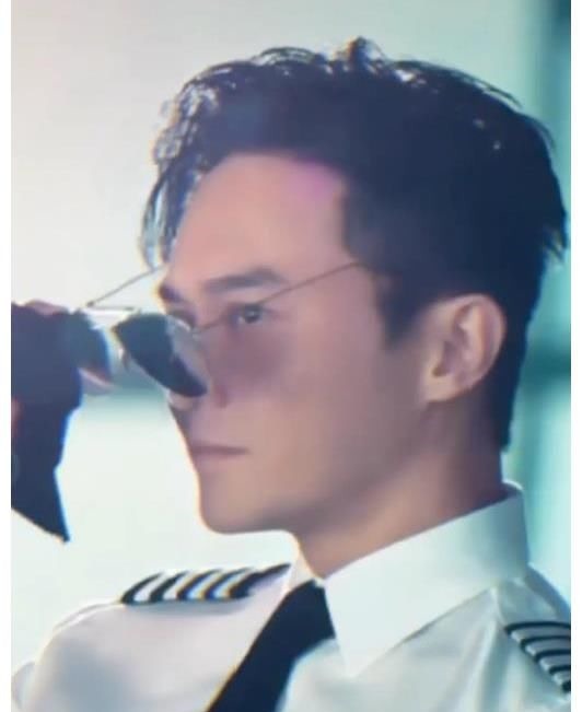 男明星做飯被發(fā)現(xiàn)鍋里空蕩蕩,表現(xiàn)很敷衍連假裝炒菜也懶得假裝