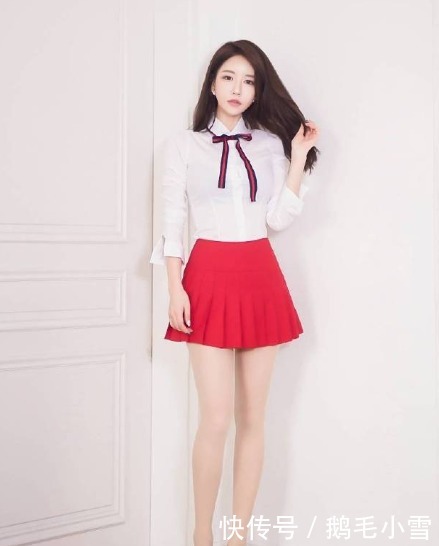 小姐姐|白色衬衣搭红色百褶裙,这是学生服还是工作服