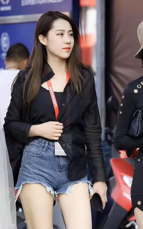 热裤|路人街拍热裤配小白鞋的时尚美女,逆天大长腿藏不住啊