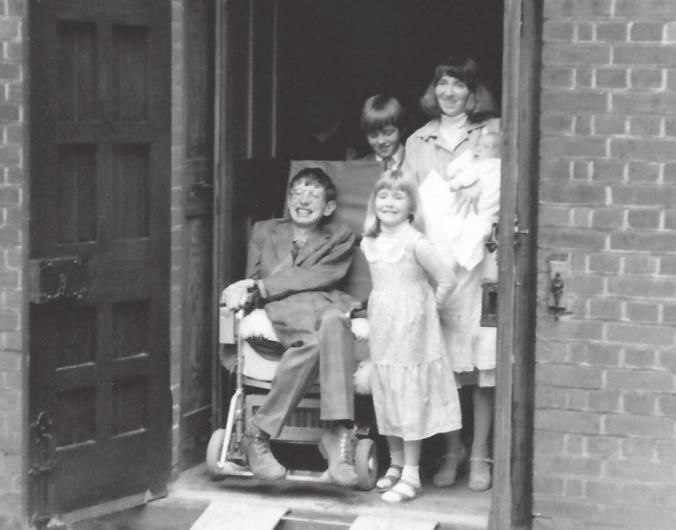 轮椅 霍金：21岁患病，坐了50年轮椅，有过两次婚姻，生了3个优秀孩子