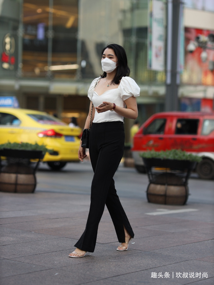 经典“黑白配”,既有气质又显身材,让你轻松“胜人一筹”