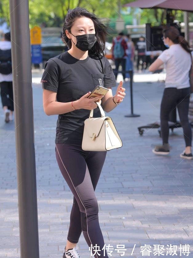 短袖|打底裤配合黑色短袖,上身很有时尚感,凸显满满的女人味