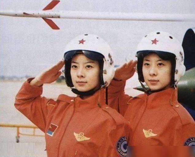女兵|99年因阅兵走红的双胞胎女兵，拒绝高薪商业合作，她们后来如何