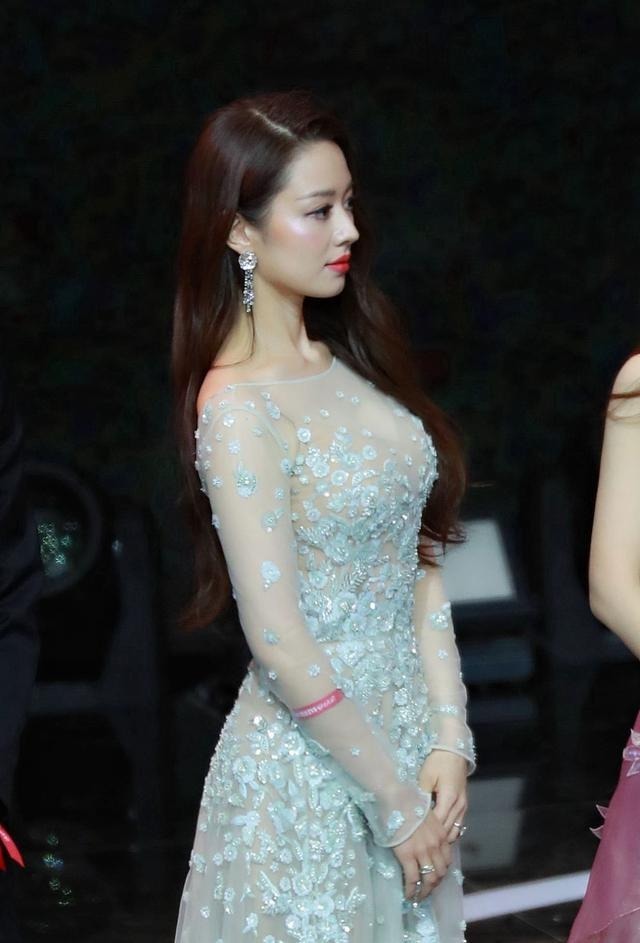 薄纱|郎朗的小娇妻吉娜身材绝了!穿薄纱连衣裙展现S曲线感,高级优雅