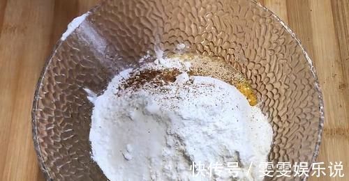 搅拌均匀|最近很火的鸡蛋汉堡，外面卖5块钱，教你在家做，成本不到2块钱