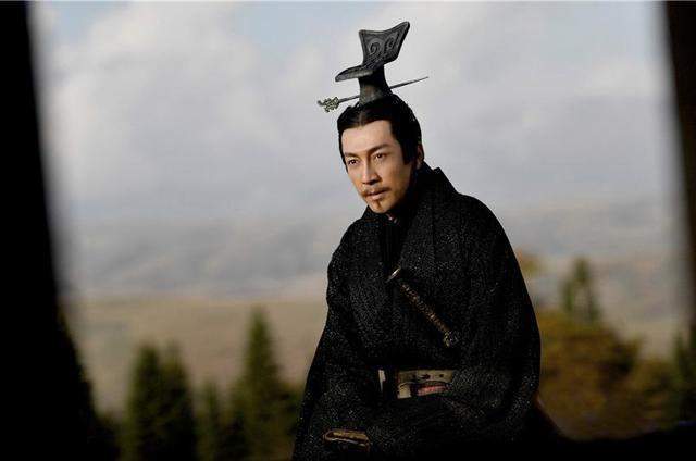 专家们!汉代留下一件陶俑,证明两个“鹰目狼顾”的名人,有可能是存在的