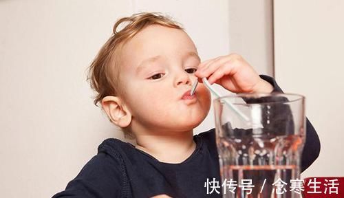 爷爷奶奶|8岁孩子门牙迟迟不出，爷爷奶奶平时的这一行为，是主要原因