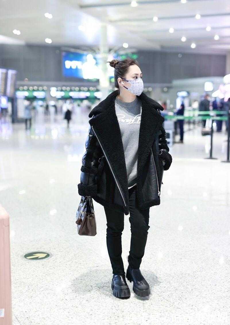 小脚裤 阿娇终于穿对一回,皮毛一体外套配小脚裤走机场,显瘦10斤不止