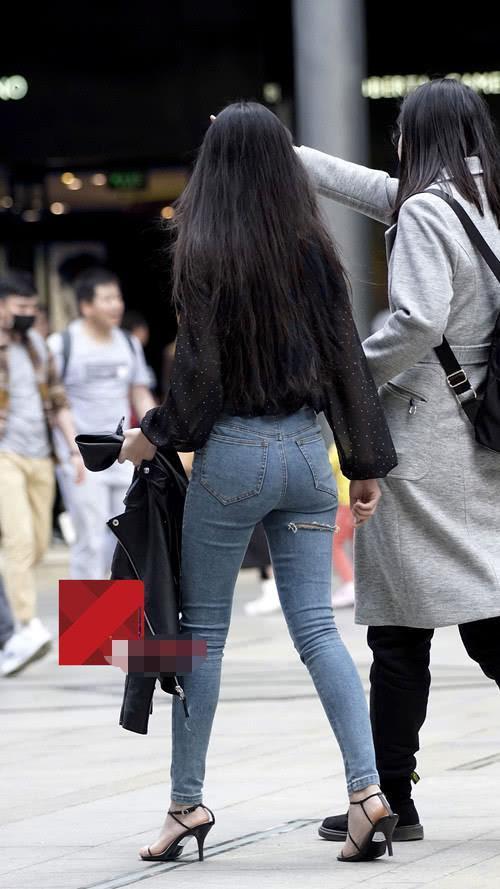 深蓝色系|牛仔裤一览5条裤子各有特色,美女也只能顺势而为