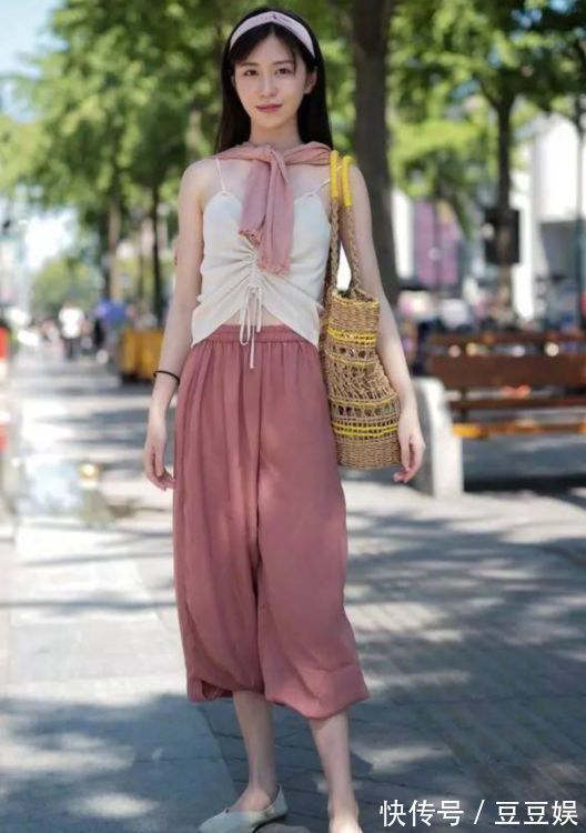 曲线|街拍搭配时尚靓丽,小姐姐身姿姣好,曲线玲珑