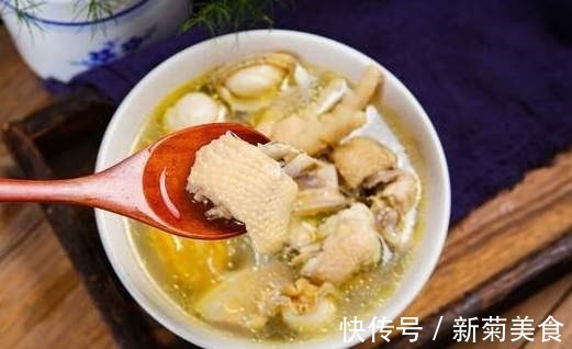 炖鸡汤时,先焯水还是直接炖教你正确方法,鸡汤鲜美好喝还不腥